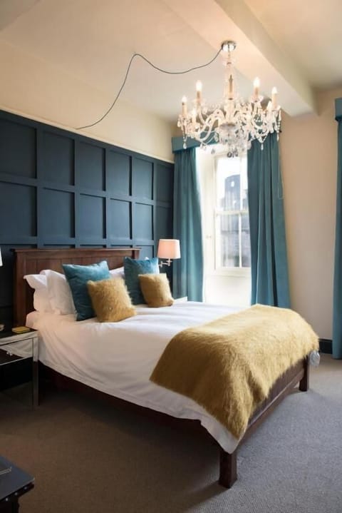 Egyptian cotton sheets, premium bedding, iron/ironing board (on request)
