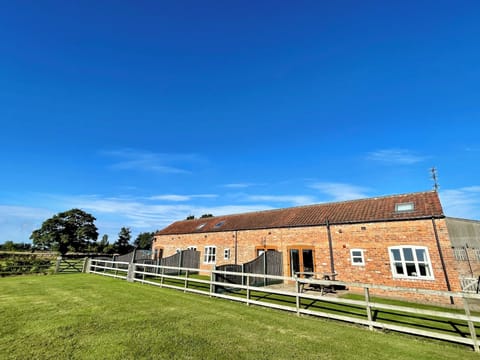 All 3 cottages. large garden. Annabel's Abode is the far end one. Rustys is 1st.