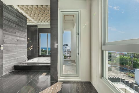 King Room With Sea View | Bathroom | Hair dryer, towels, shampoo, toilet paper