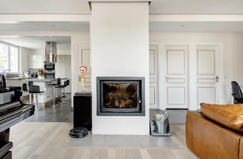 80-cm flat-screen TV with digital channels, TV, table tennis