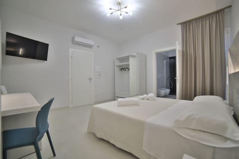 Deluxe Room | 1 bedroom, premium bedding, in-room safe, desk