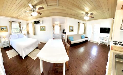 Bright open floor plan studio style space with a full kitchen, AC and en-suite.