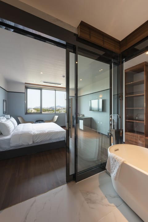 Deluxe Double Room, 1 King Bed, Private Bathroom | Down comforters, soundproofing, free WiFi, bed sheets