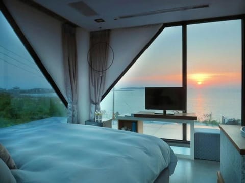 Standard Double Room, Sea View | Desk, blackout drapes, free WiFi, bed sheets