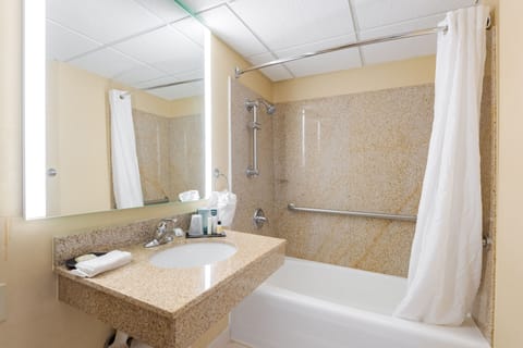 Combined shower/tub, free toiletries, hair dryer, towels