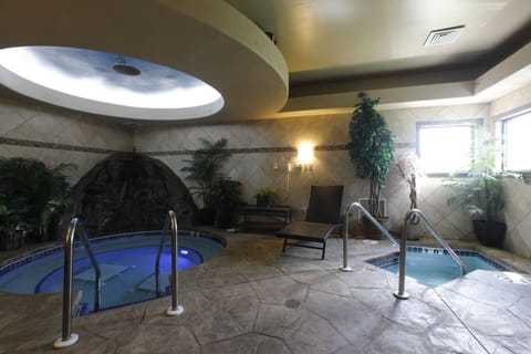 On-Site Spa Suite with 10- person Hot Tub, Cold plunge & Eucalyptus steam suite