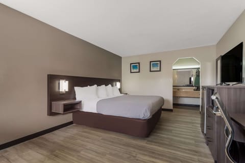 Standard Room, 1 King Bed, Smoking | Desk, iron/ironing board, free WiFi, bed sheets