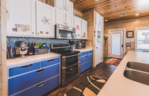 dual convection oven and microwave make cooking a breeze.  