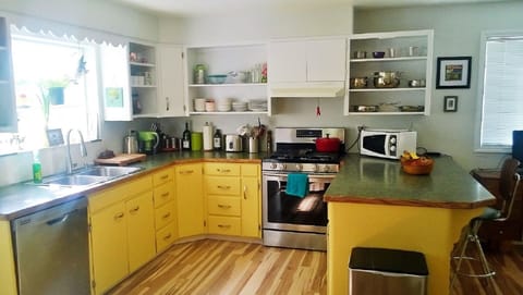 Kitchen w/ breakfast bar