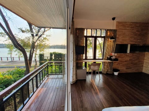 Pool Side King | Terrace/patio