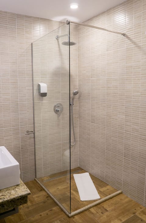 Shower, rainfall showerhead, free toiletries, hair dryer