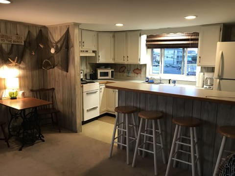 PREPARE TASTY MEALS AND GATHER TO CHAT IN THIS POPULAR SPOT