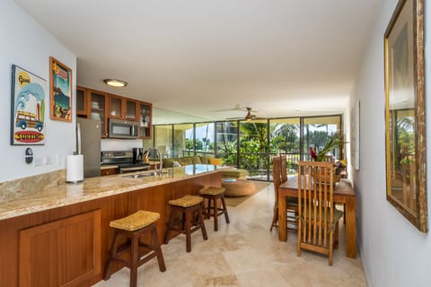KITCHEN /LIVINGROOM
OCEAN AND POOL VIEWS