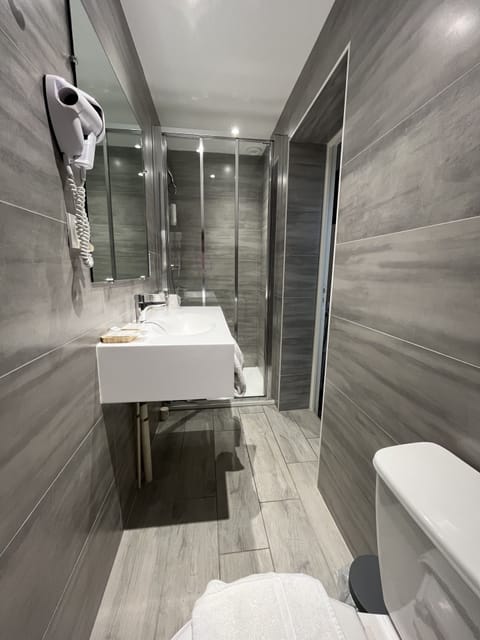 Standard Triple Room | Bathroom | Shower, hair dryer, towels