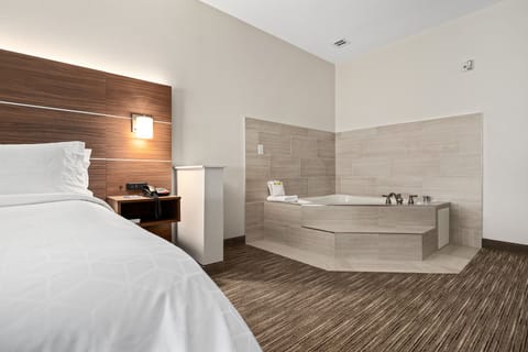 1 bedroom, Egyptian cotton sheets, premium bedding, down comforters