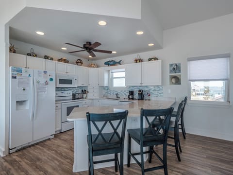 Fully Equipped Kitchen + Breakfast Bar - Seating for 4