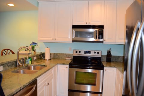 Kitchen with free-standing stove and oven, side by side refrigerator, dishwasher