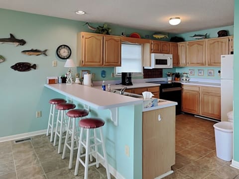 Full Size Kitchen with Breakfast Bar