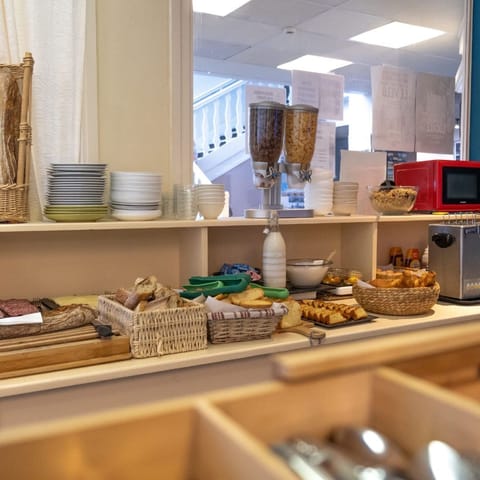 Buffet breakfast on weekends (EUR 13.00 per person)