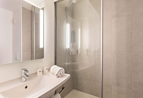 Superior Double Room, Non Smoking | Bathroom | Towels, soap, toilet paper