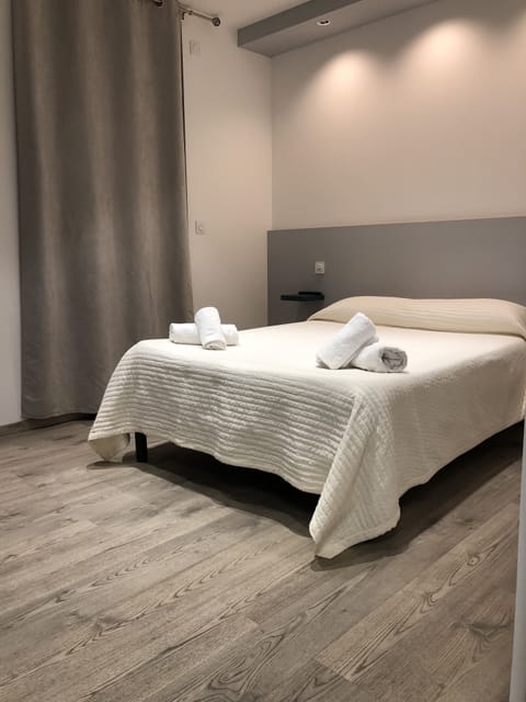 Double Room, harbor view (+ 1 Child 3 Years Max) | Individually decorated, individually furnished, desk, soundproofing