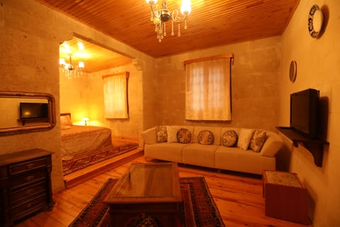 Deluxe Suite | In-room safe, iron/ironing board, free cribs/infant beds