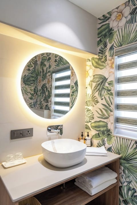 Super Deluxe With Balcony | Bathroom | Shower, free toiletries, hair dryer, bathrobes