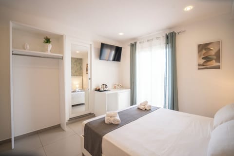Quadruple Room, Sea View | In-room safe, soundproofing, free WiFi, bed sheets