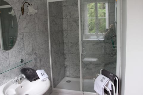 Double Room | Bathroom | Deep soaking tub, hair dryer, towels