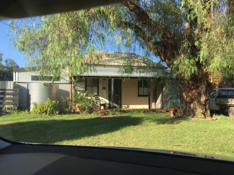 Front view of cottage & garden 