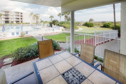 Patio - Patio features a table with seating for six and an electric grill for outdoor barbequing. Perfect spot to relax, unwind and keep an eye on the children in the pool!