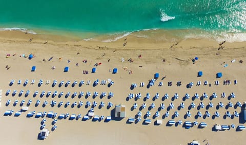 Beach nearby, sun loungers, beach towels