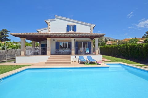 Camamila, modern house with pool in Bonaire, Alcúdia, perfect for enjoying the sun and tranquility.