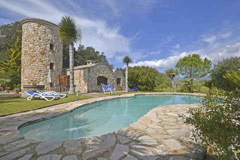 Moli, rural house with pool in Búger, Mallorca, surrounded by gardens and nature.