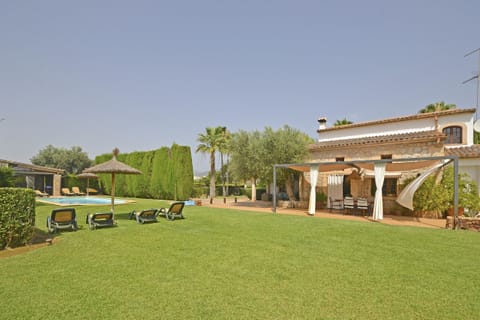 Bennassar, beautiful country house with pool in Inca, Mallorca, surrounded by a large garden to enjoy outdoors.