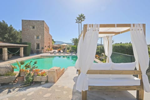 Facade of the Torreon house, 150 meters from the beach in Alcúdia, Mallorca. Entrance with direct access to the property and natural surroundings.