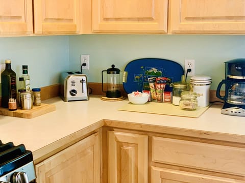 Full coffee and tea service with creamer/sugars