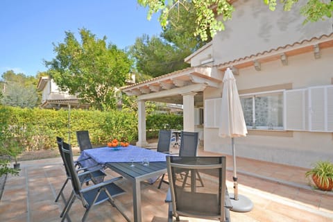 Enjoy the terrace of the Salada house, just 150 meters from the beach in Alcúdia, Mallorca. Ideal space for outdoor dining and relaxation.