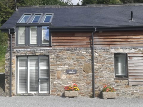 Ty Gambo: Modern award winning estate cottage