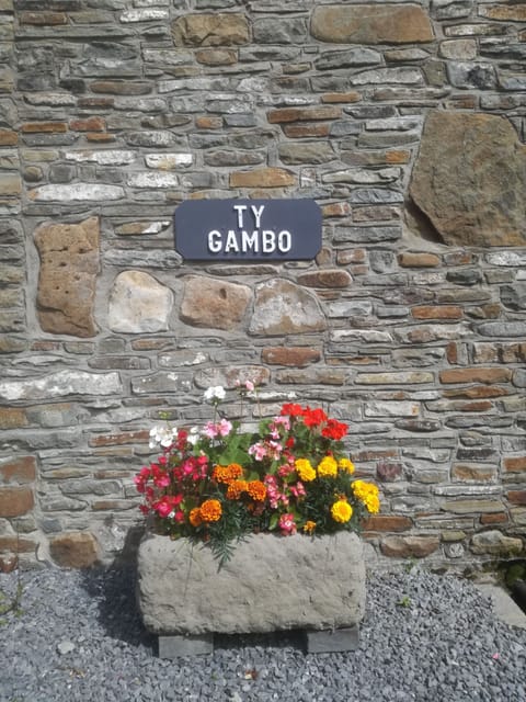 Ty Gambo: Modern countryside escape with striking stonework