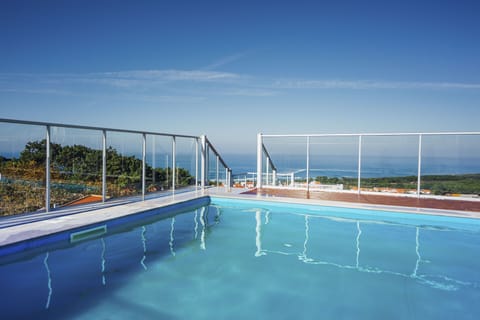 Holiday flat with 2 bedrooms, 1 bedroom with double bed and 1 bedroom with two single beds, equipped kitchen and pool on the shared terrace. This flat is located on the site of Nazaré, you can access the beach through the famous lift.
