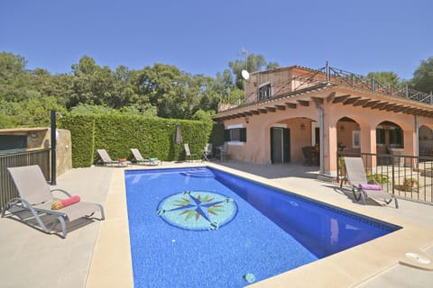 Enjoy Victori, a charming country house with pool in Sineu, Mallorca. Perfect for a peaceful holiday surrounded by nature.