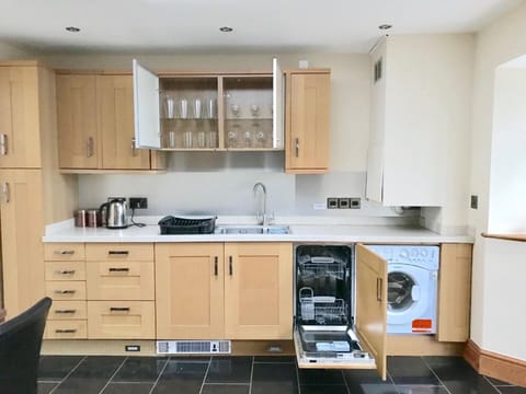 Washing machine and dishwasher provided