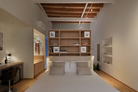 Luxury Suite | Minibar, in-room safe, desk, soundproofing