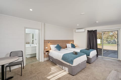 Executive Triple Room, Multiple Beds, Non Smoking | Individually decorated, individually furnished, desk, laptop workspace