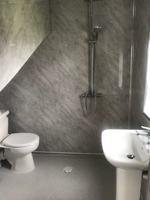 Superior Single Room, 1 Twin Bed, Sea View, Sea Facing | Bathroom | Shower, towels