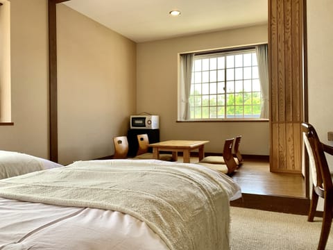 Family Room | Desk, soundproofing, WiFi (free), bed sheets
