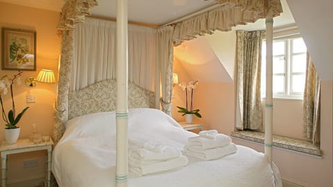 Hypo-allergenic bedding, iron/ironing board, free WiFi, bed sheets