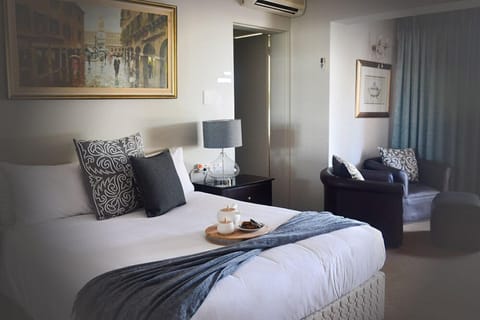 Grand Double Room | Free WiFi, bed sheets