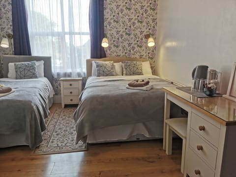 Basic Triple Room, Multiple Beds | Individually decorated, individually furnished, desk, iron/ironing board